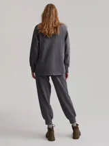 Pantalón de jogging gris con textura acanalada y corte holgado.