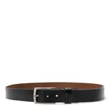 Cinto de cuero liso color negro con hebilla metálica plateada de forma rectangular y pasante de cuero.