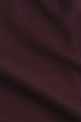 Vestido corto sin mangas en punto roma, de color bordó, con cuerpo entallado, escote redondo y falda con vuelo.