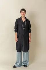 Camisa larga lisa color negro, de seda, que se puede usar como camisa o túnica.
