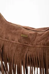 Bandolera marrón de gamuza sintética con flecos largos, cierre superior con cremallera y correa de hombro ajustable.