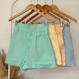 Short color amarillo pastel con cintura elastizada y detalle de botones frontales.