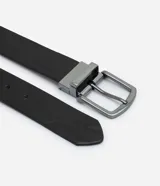 Cinturón femenino Satinato mediano confeccionado en poliuretano, modelo reversible de doble faz con acabado liso, hebilla metálica con perno y sistema giratorio.