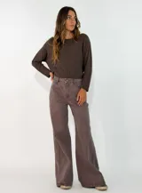 Pantalon de jean negro de corte wide leg, con tiro alto, cierre frontal con botón y bolsillos laterales.
