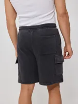 Short deportivo gris con bolsillos cargo laterales y cordón ajustable en la cintura.