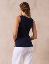 Musculosa amarilla de algodón con cuello redondo y sisas anchas.