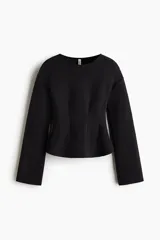 Top de manga larga de punto interlock pesado en color negro, con hombros caídos, escote redondo, pinzas moldeadoras en la cintura y bajo acampanado.