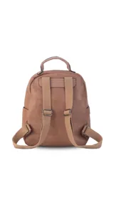 Mochila urbana color beige de símil cuero, con dos bolsillos frontales, bolsillo principal de gran capacidad con dos bolsillos internos con cierre y uno abierto, bolsillos laterales abiertos, asa de mano y correas regulables en galón.