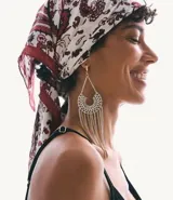 Caravana larga con base metálica semicircular y franjas finas colgantes en diferentes acabados.