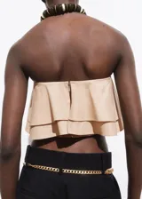 Top crop de diseño palabra de honor, confeccionado en algodón color beige, con doble volante frontal y panel elástico fruncido en la espalda.