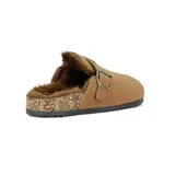 Zueco casual color marrón con interior forrado en corderito sintético. Presenta una hebilla metálica lateral ajustable, suela con detalle de corcho y base de goma antideslizante.