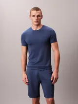 Shorts de pijama Calvin Klein de modal extrasuave color azul marino, con diseño sin cierres, bolsillos en las costuras laterales y cinturilla elástica.