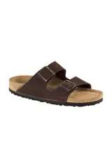 Sandalias Birkenstock Arizona con plantilla suave, confeccionadas en cuero aceitado color marrón habana, con dos correas ajustables con hebillas metálicas y plantilla anatómica de corcho y látex.