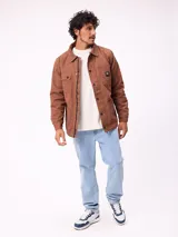 Sobrecamisa de algodón color marrón, con cierre frontal de cremallera y botones a presión. Presenta cuello clásico, dos bolsillos frontales con solapa y cierre de botón, y forro interior de poliéster.