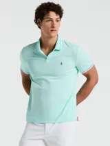 Polo de piqué color celeste con cuello clásico, tapeta de dos botones y logo bordado en el pecho. Detalles de ribete en cuello y mangas.