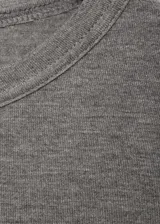 Camiseta manga larga entallada de cuello redondo, color gris topo.
