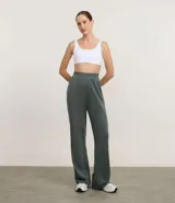 Pantalón deportivo femenino color verde oscuro, confeccionado en modal, con corte recto y largo. Presenta cintura elástica y detalle de trenzadora en la parte delantera.