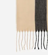 Bufanda de franela con estampado de cuadros escoceses en tonos beige, marrón y negro, con flecos en los extremos.