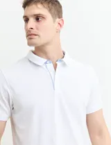 Chomba verde con cuello polo y tapeta de dos botones.