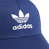 Gorro tipo gorra Adidas color azul con el logotipo del trifolio y el nombre de la marca bordados en color blanco en la parte frontal.