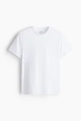 Remera deportiva blanca de corte estándar, cuello redondo y mangas cortas. Confeccionada en tejido funcional DryMove™ que ayuda a absorber el sudor y mantenerse fresco para una mayor comodidad al hacer ejercicio.