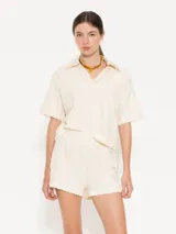 Short color crema de jacquard de toalla con diseño floral, cintura elástica y terminaciones delicadas.