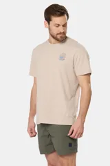 Short de baño tipo cargo color verde militar, con cintura elástica ajustable con cordón, bolsillos laterales y suspensor de malla fina.