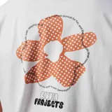 Remera blanca de algodón con logo de la marca Rivvia estampado en el pecho, que incluye una flor y el nombre de la marca.