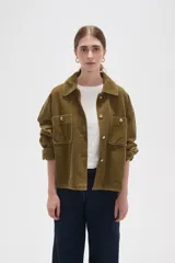 Sobrecamisa de pana color verde oliva oscuro, con cuello clásico, cierre frontal con botones metálicos y dos bolsillos delanteros con solapa y botón.