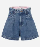 Short baggy de jean color azul con lavado medio, tiro alto, pliegues delanteros y bolsillos. Presenta detalles de costuras pespunteadas en color contrastante y botamanga ancha.