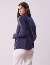 Chaqueta de algodón color azul marino, de manga larga, con bolsillos delanteros simulados y terminaciones desflecadas.