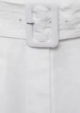 Short de lino color blanco de tiro medio, con diseño recto, bolsillos laterales, trabillas y cinturón incorporado con hebilla forrada.