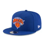 Gorra New Era modelo 9Fifty, color azul, con visera plana y el logo bordado de los New York Knicks en el frente.