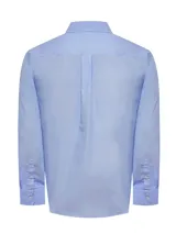 Camisa de manga larga de popelina de algodón en color celeste, con cuello italiano, cierre frontal de botones y un bolsillo en el pecho con el logo bordado de la marca.