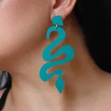 Par de aros colgantes con forma de serpiente, color rojo metalizado.