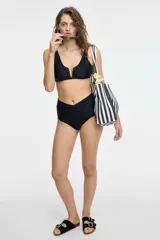 Top de bikini color rojo con escote en V y breteles anchos.