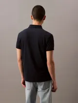 Chomba de corte regular confeccionada en poliéster reprocesado de secado rápido. Presenta cuello tejido, cartera con dos botones ocultos, mangas cortas y el monograma de la marca bordado en el pecho.