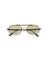 Lentes de sol con marco geométrico negro y lentes verdes.