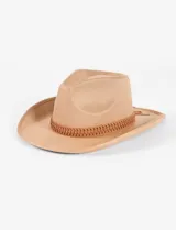 Sombrero estilo cowboy color beige, con ala moldeada y cinta decorativa texturada en tono cuero.