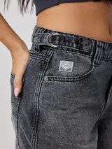 Pantalón jean gris de corte ancho, estilo baggy, con bolsillos delanteros y traseros.