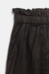 Shorts de tiro medio confeccionados en 100% lino, de color negro. Presentan cintura elástica con volado y cordón ajustable, además de bolsillos delanteros aplicados.