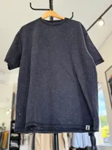Remerón de corte oversize en tejido rústico con efecto gastado, cuello redondo y mangas cortas.