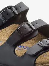 Sandalias Birkenstock modelo Florida, color negro, con tres tiras ajustables con hebillas metálicas y plantilla anatómica de corcho y látex.