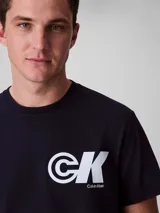 Remera Calvin Klein azul marino de manga corta y cuello redondo, con estampado del monograma 'CK' en grande sobre el pecho.