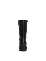Bota de caña media en cuero negro, con taco cuadrado y plataforma. Presenta un diseño minimalista con cierre lateral y detalle de logo metálico en la parte superior de la caña.