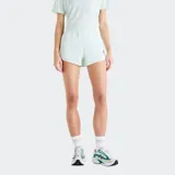Short deportivo de running color verde menta, con cintura elástica, aberturas laterales y forro interior de malla para mayor sujeción.