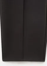 Pantalon de vestir de corte recto y tiro medio, con cintura elástica y bolsillos laterales. Presenta costuras verticales decorativas a lo largo de las piernas.