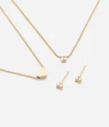Conjunto de collar de doble cadena dorada, uno con dije de corazón y otro con dije de cristal cuadrado, y aros tipo botón con cristal cuadrado.