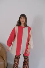 Buzo de viscosa con diseño a rayas verticales rojas y beige, mangas largas abullonadas con puños elastizados.