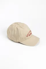 Gorro con visera color beige, con bordado en rojo con la inscripción "California West Coast".
